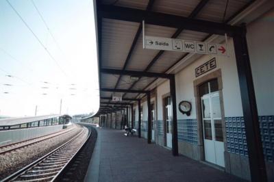 Esta&ccedil;&atilde;o Ferrovi&aacute;ria de C&ecirc;te
